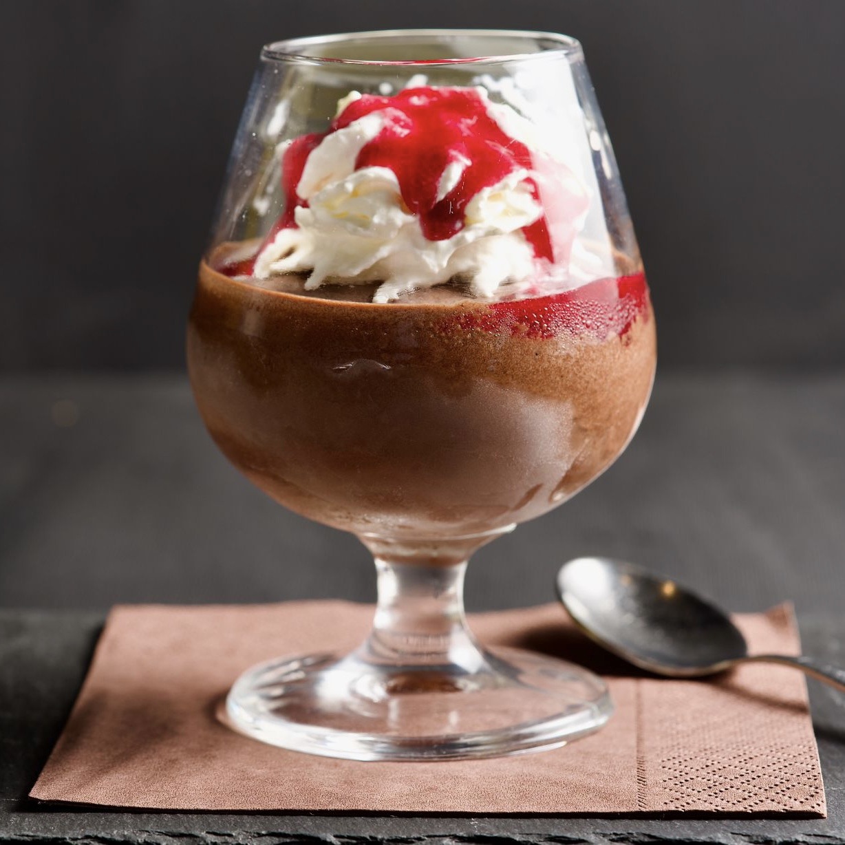 Sorbetto al cioccolato con panna e amarene
