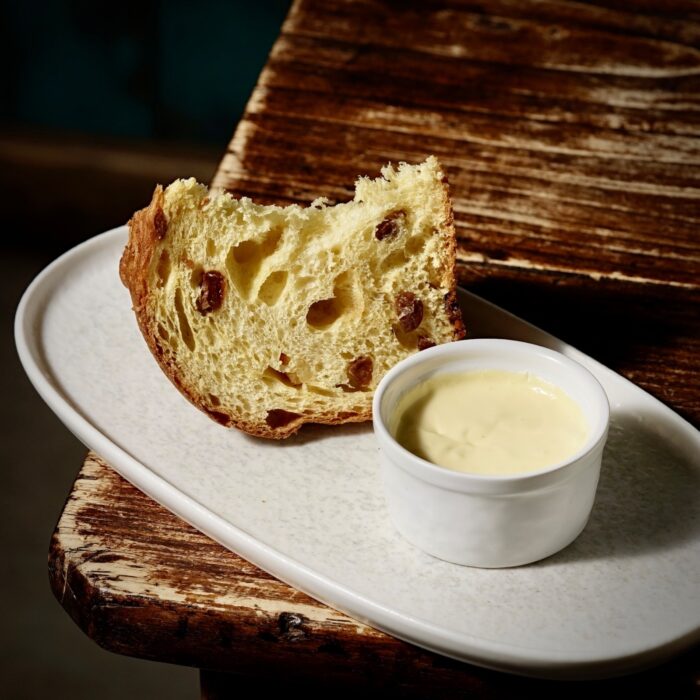 Panettone alle albicocche pellecchiella del vesuvio e caramello salato con crema inglese