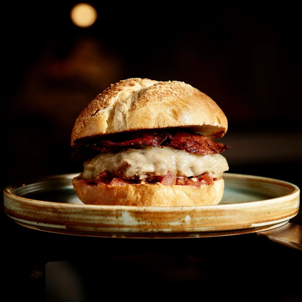 “PREMIUM”
PANE ARTIGIANALE AL MAIS, BURGER DI MAIALE IBERICO, FORMAGGIO LAVEGA, CONCASSEA DI POMODORI, CHORIZO FRITTO

MENU PATATE DIPPER: +3,00 €
CACIO E PEPE: +3,00 €
CREMA DI ZOLA: +3,00 €
CHILLI: +3,00 €

ALLERGENI: 1,5,6,7,8