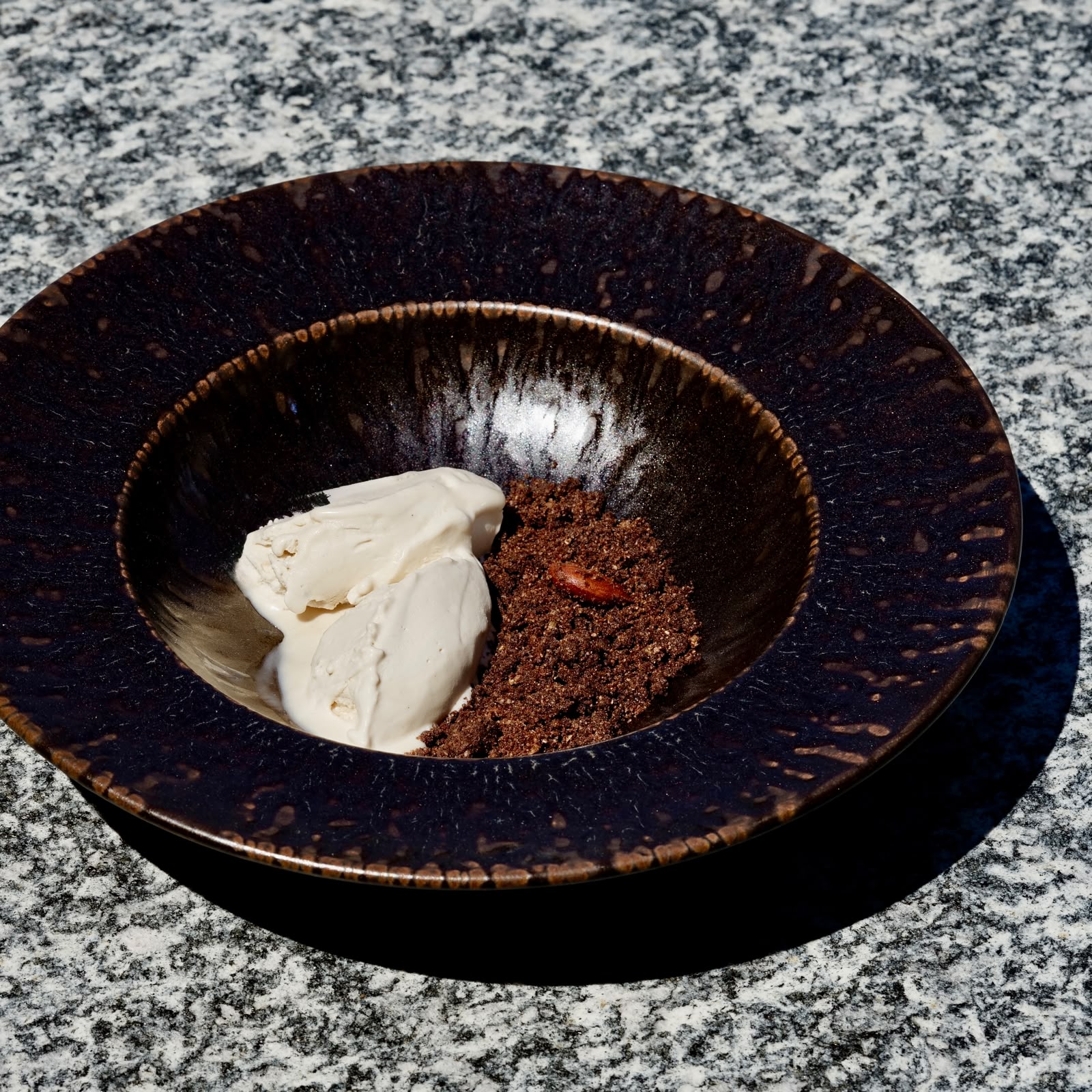 Sbrisolona al cioccolato e fava tonka con gelato alla nocciola