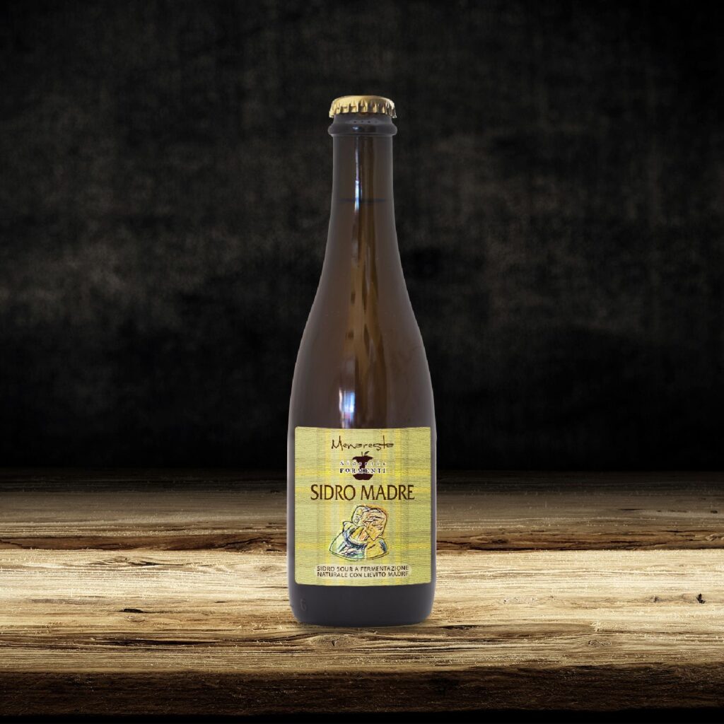 Sidro sour fermentato con lievito madre (panificatore Davide Longoni) in botti di derivazione vinicola, maturato 4/5 mesi e rifermentato in bottiglia. Note gustative: acido, funky, fruttato, minerale.
Grado alcolico: 7,4%
Formato: 37,5cl