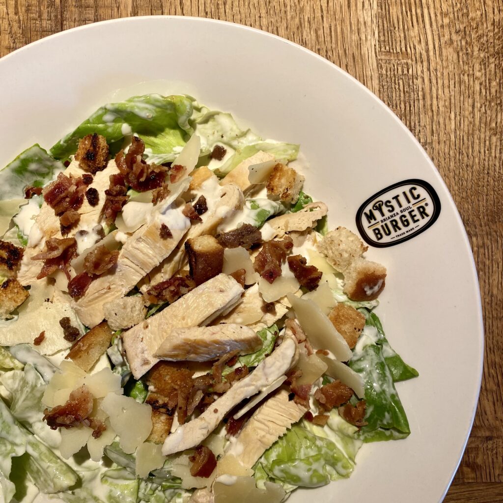 Lattuga con salsa caesar (a base di maionese, grana e aglio), pollo alla piastra, bacon, acciughe, formaggio montesu e crostini di pane

ALLERGENI: 1,3,4,7