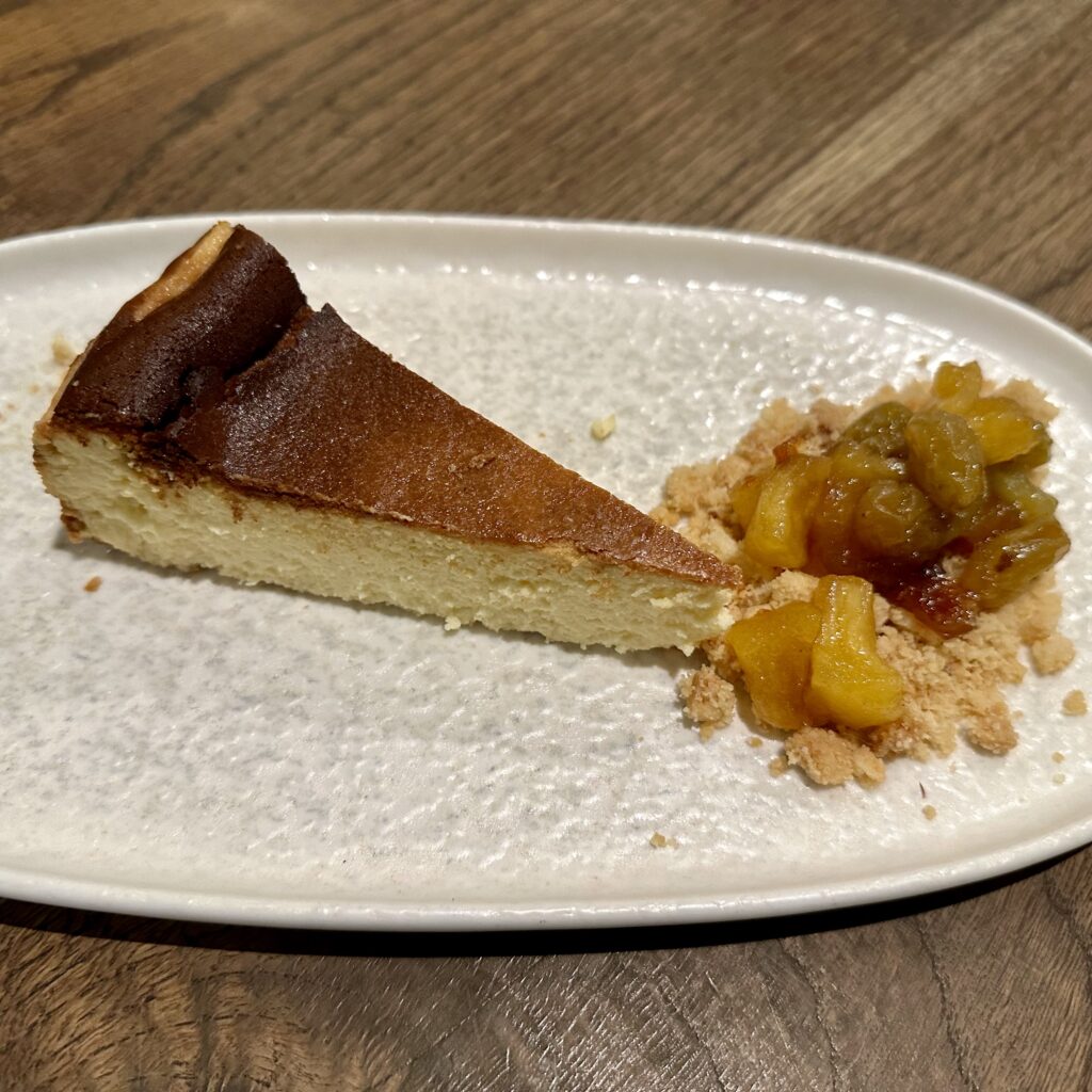 Torta di formaggio, accompagnata da frutta caramellata e crumble di mandorle

ALLERGENI: 1,7,8