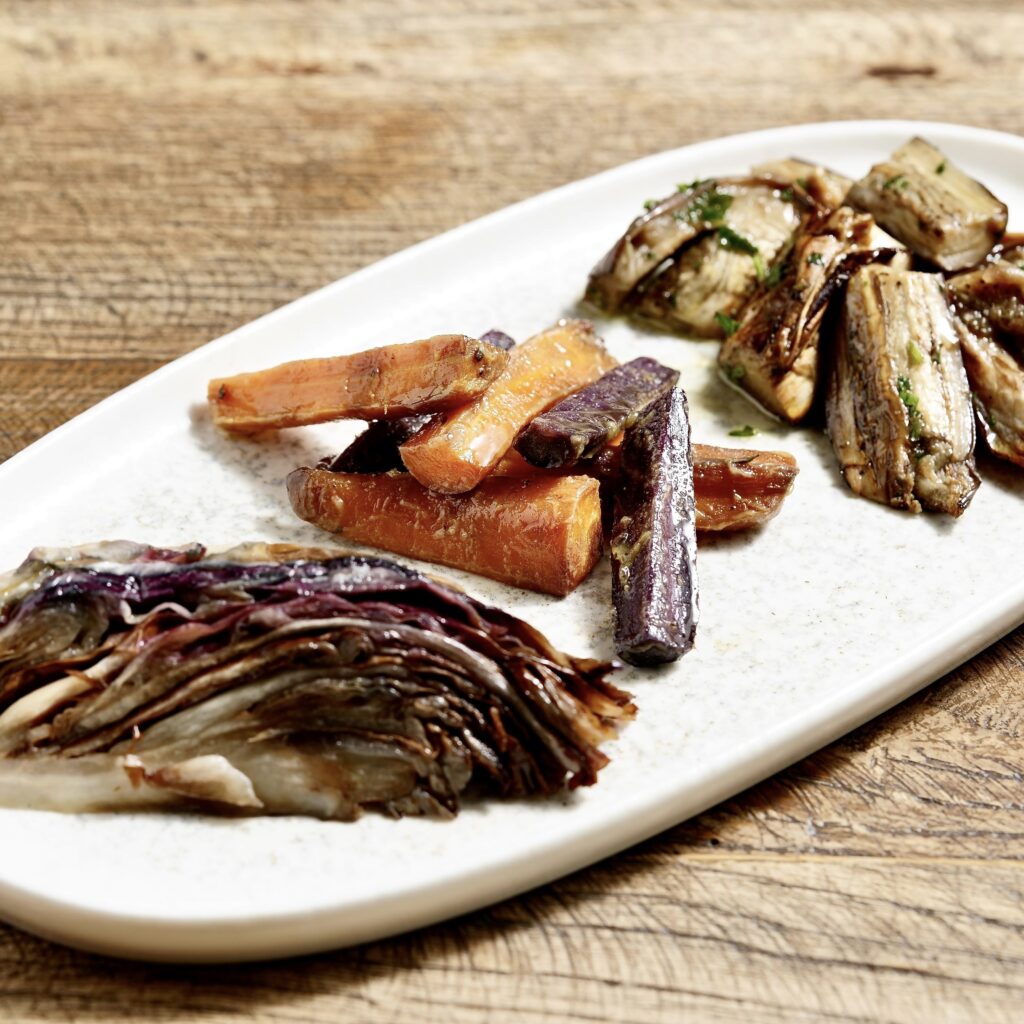 Melanzane alla piastra condite con olio evo, aglio e prezzemolo, radicchio alla piastra, carote bio saltate con sego di manzo

ALLERGENI: