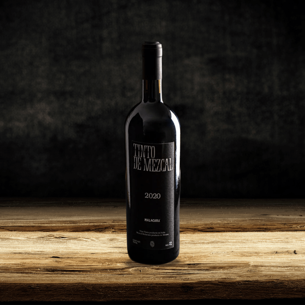 Provenienza: veneto
uvaggio: merlot e granaccia. Affinamento in botte precedentemente passata a merlot, riempita di mezcal Malacara, utilizzando la botte come se fosse una bottiglia di metodo classico, facendola cioè ruotare di un quarto alla volta per consentire alle sue doghe di impregnarsi di liquido in modo uniforme. Rimosso il mezcal, la botte viene lasciata riposare fino a completa asciugatura, per poi essere riempita con il vino dell’anno precedente.
Formato: 75cl.
