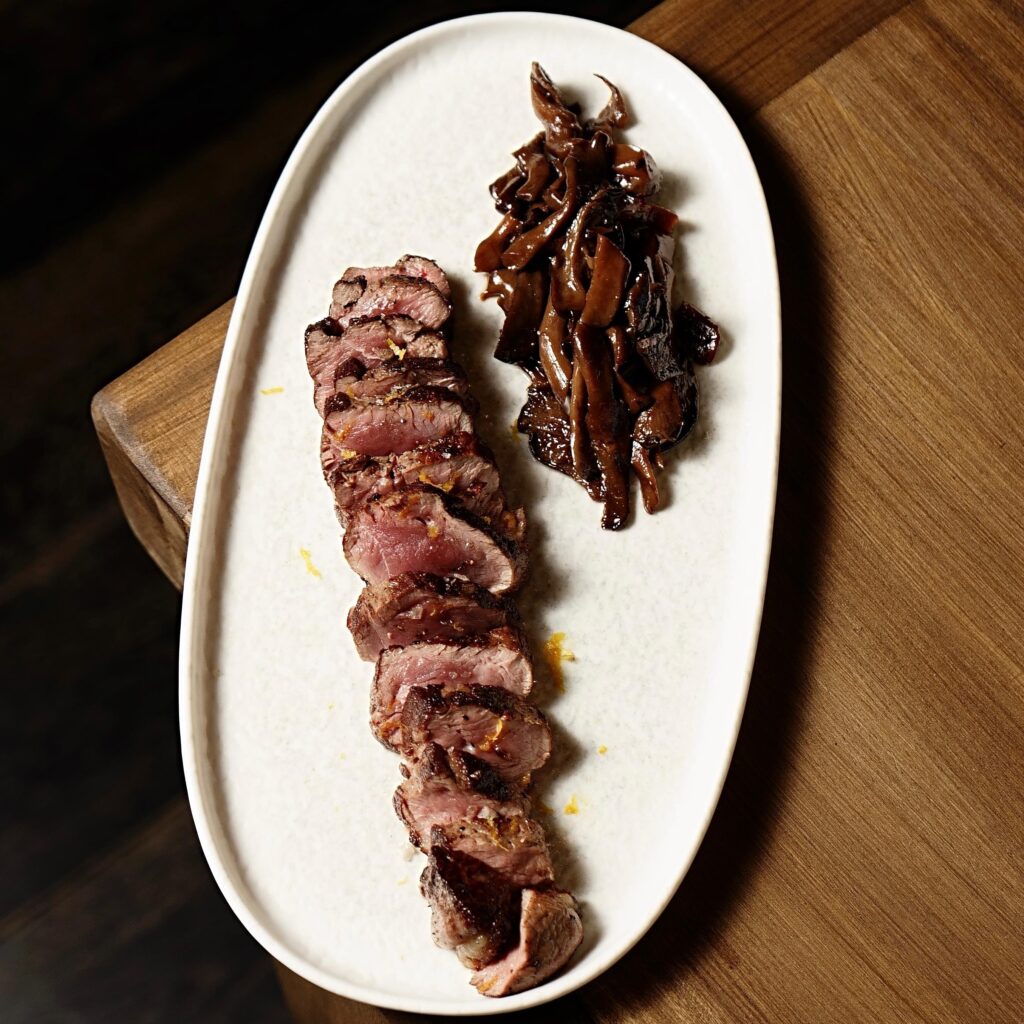 Cotto alla piastra e servito con funghi pleurotus alla salsa di soia, scorza d’arancia

ALLERGENI: 6