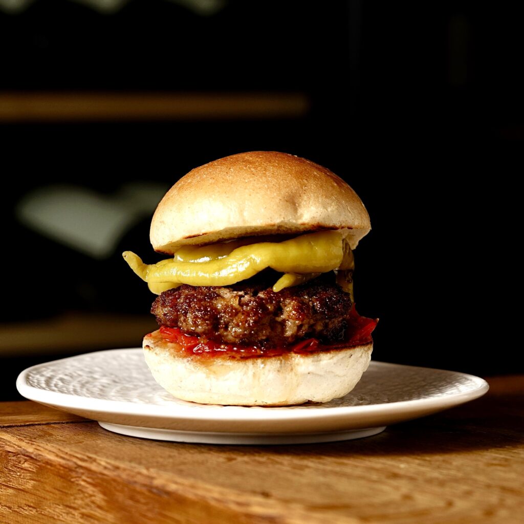 PANE ARTIGIANALE CLASSICO, POMODORINI ABBRUSTOLITI CON SCORZA DI LIMONE, HAMBURGER DI RUBIA GALLEGA, PIPARRA SOTTACETO

ALLERGENI: 1