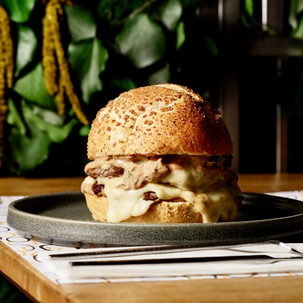 “PREMIUM”
PANE ARTIGIANALE AL MAIS, DOPPIO HAMBURGER DI FRISONA, FONDUTA DI FORMAGGIO D’ALPEGGIO (HOLZHOFER), MAIONESE CON FUNGHI TROMBETTA
MENU PATATE DIPPER: +3,00 €
CACIO E PEPE: +3,00 €
CHILLI: +3,00 €
PANE SENZA GLUTINE: +2,50 €
ALLERGENI: 1,5,6,7,10