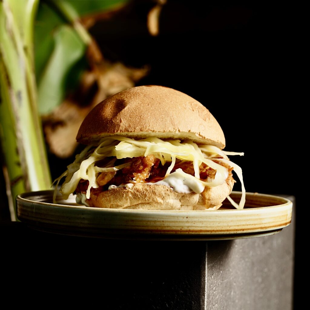PANE ARTIGIANALE AL LATTE, COSCE DI POLLO IMPANATE CON I CORN FLAKES E FRITTE, FORMAGGIO SPALMABILE ALLE ERBE, SALSA AL FONDO DI POLLO LEGGERMENTE PICCANTE, INSALATA DI CAVOLO BIANCO CONDITA CON OLIO EVO E ACETO DI VINO

MENU PATATE DIPPER: +4,00 €
CACIO E PEPE: +3,00 €

ALLERGENI: 1,3,4,5,6,7,8,10,11