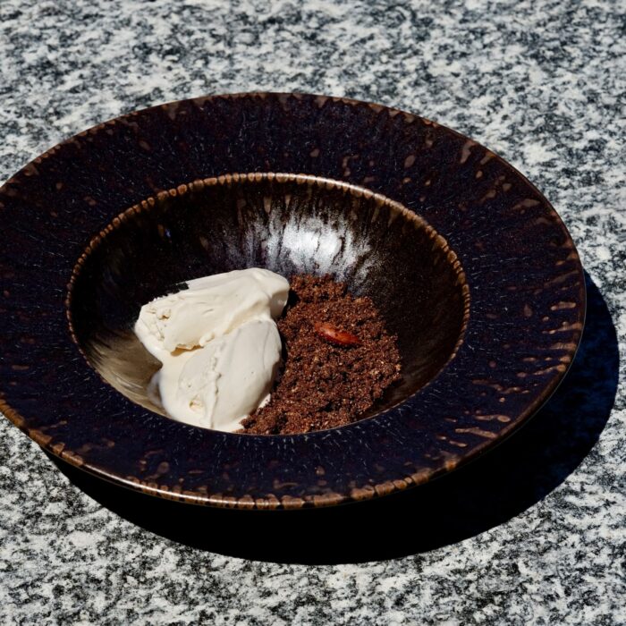 Sbrisolona al cioccolato e fava tonka con gelato alla nocciola