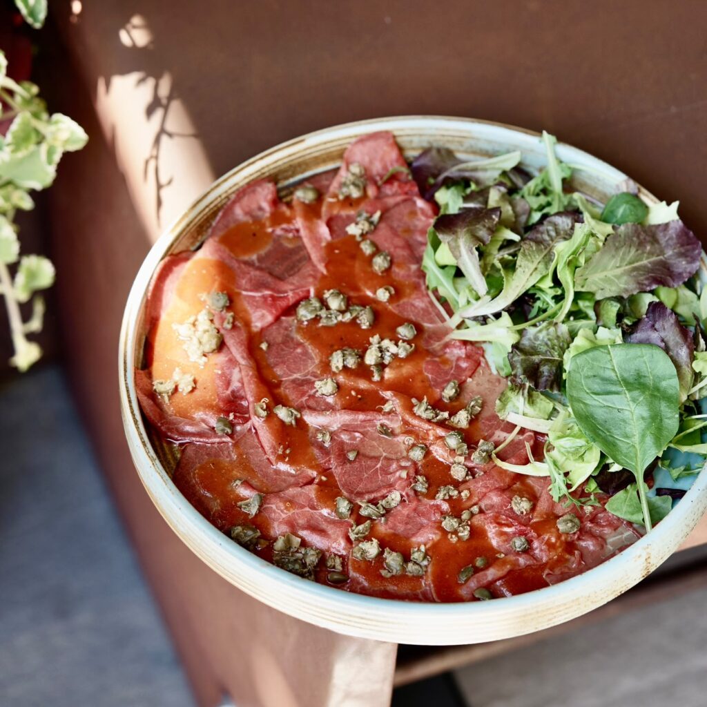 Condito con salsa di pomodoro e capperi e servito con misticanza

ALLERGENI: