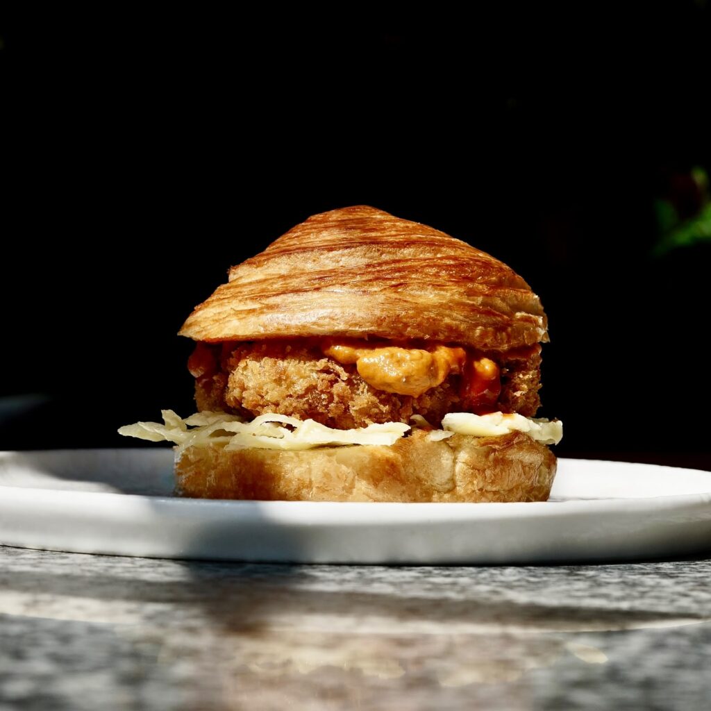 “PREMIUM”
PANE ARTIGIANALE SFOGLIATO, INSALATA DI CAVOLO BIANCO CON CREMA AL KREN, MEDAGLIONE DI SUINO MARINATO AL MIELE E PEPE IMPANATO E FRITTO, SALSA SRIRACHA, CREMA DI CROSTACEI

BURGER: 16,80 €
BURGER + DIPPER: 20,80 €
BURGER + DIPPER CACIO E PEPE: 23,80 €

ALLERGENI: 1,2,3,4,5,6,7,8,10,11,14,15